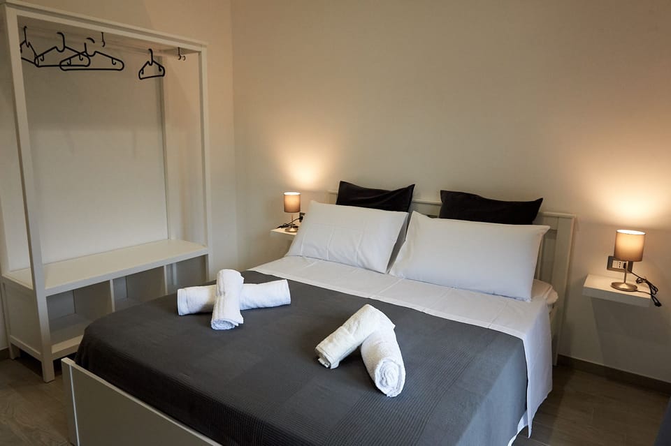 Deluxe Quadruple Room | Desk, soundproofing, cribs/infant beds, rollaway beds