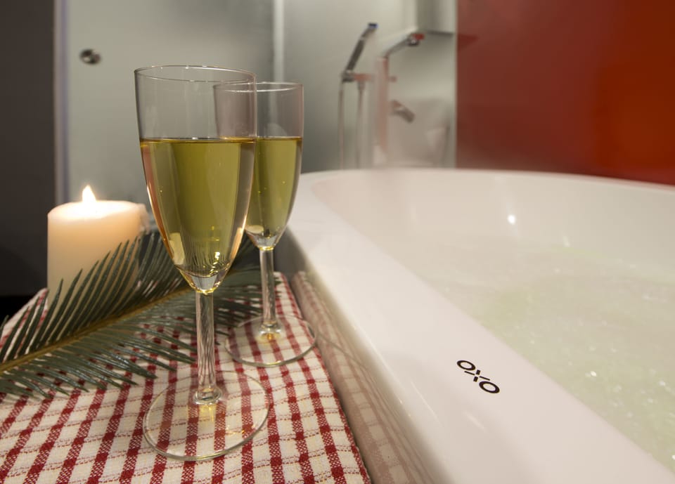 Premier Room, 1 Queen Bed | Food and drink