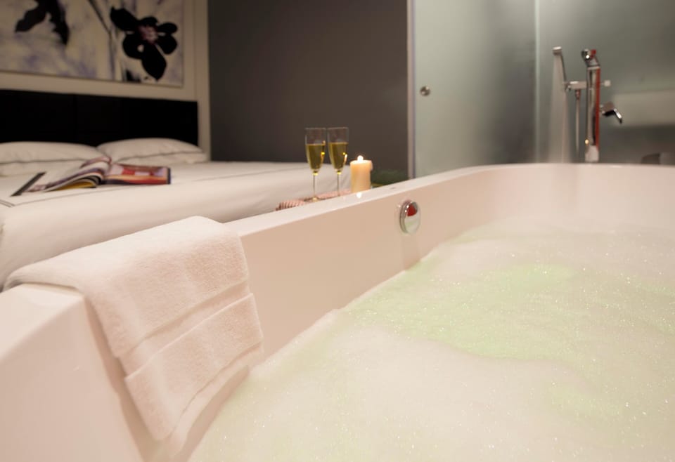 Premier Room, 1 Queen Bed | In-room safe, blackout drapes, iron/ironing board (on request)