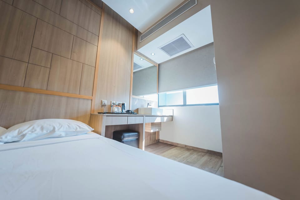 Deluxe Double Room | Desk, WiFi (free), bed sheets