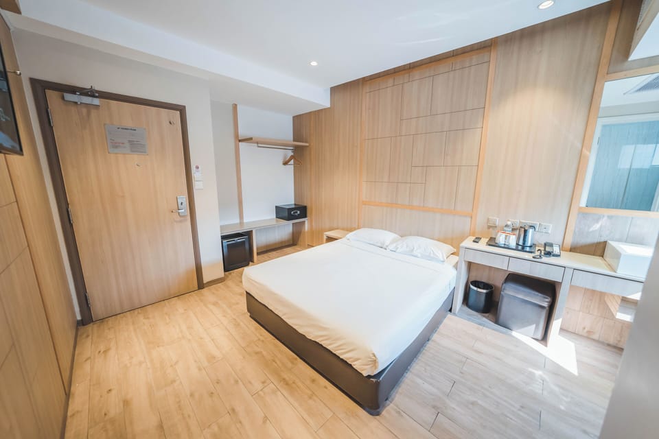 Deluxe Double Room | Desk, WiFi (free), bed sheets