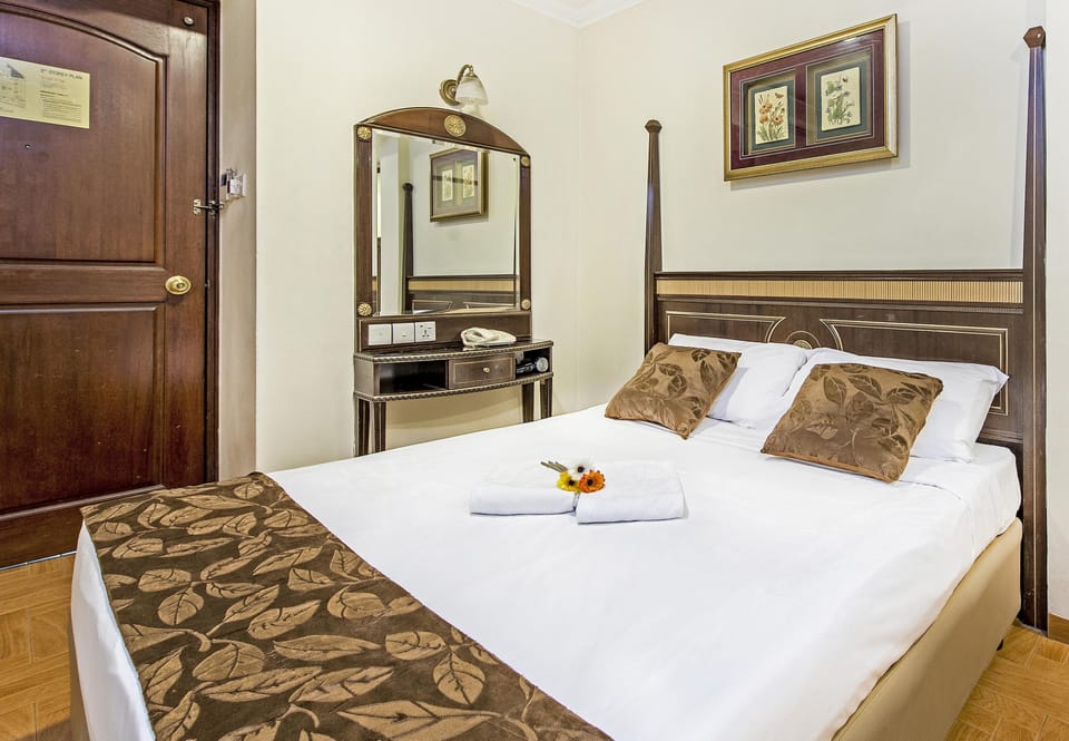 Standard Room, 1 Queen Bed | Desk, WiFi (free), bed sheets