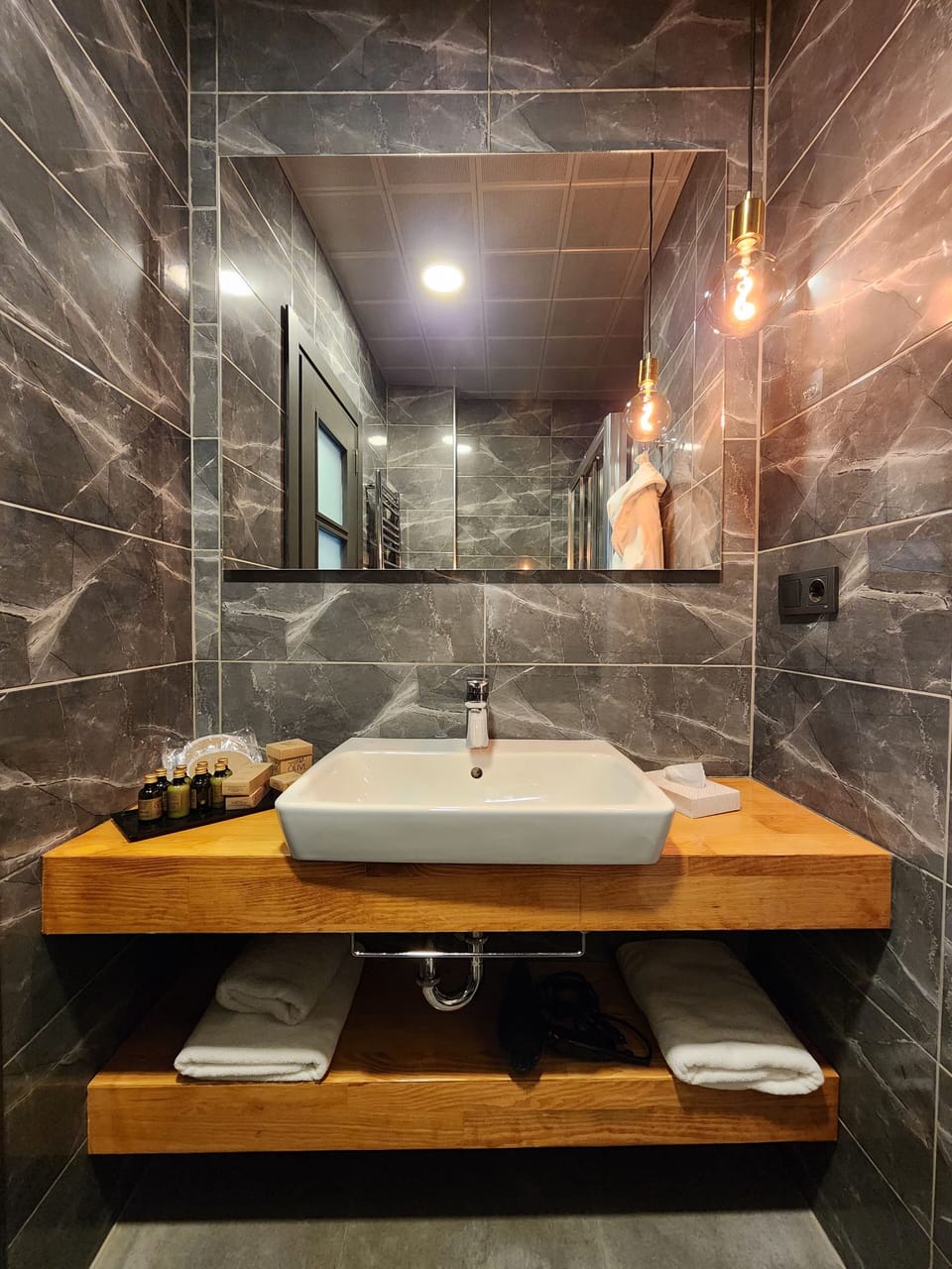 Panoramic Studio House With Balcony | Bathroom | Shower, rainfall showerhead, free toiletries, hair dryer