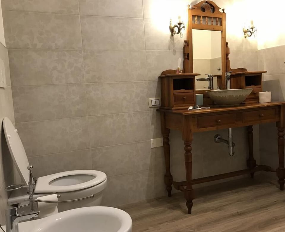 Deluxe Room (Carlo) | Bathroom | Shower, rainfall showerhead, bathrobes, bidet