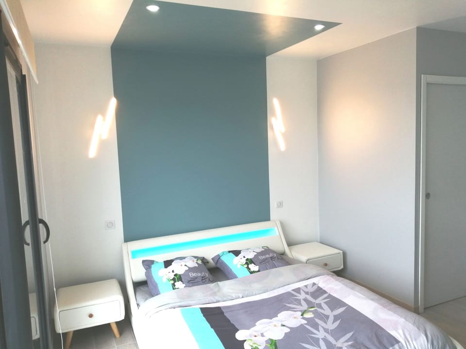 Double Room (Evasion) | Memory foam beds, individually decorated, individually furnished, desk