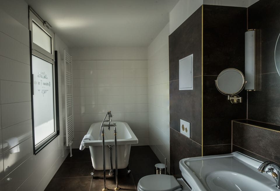 Suite | Bathroom | Deep soaking tub, free toiletries, hair dryer, slippers