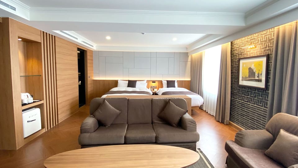 Premium bedding, free minibar items, in-room safe, desk