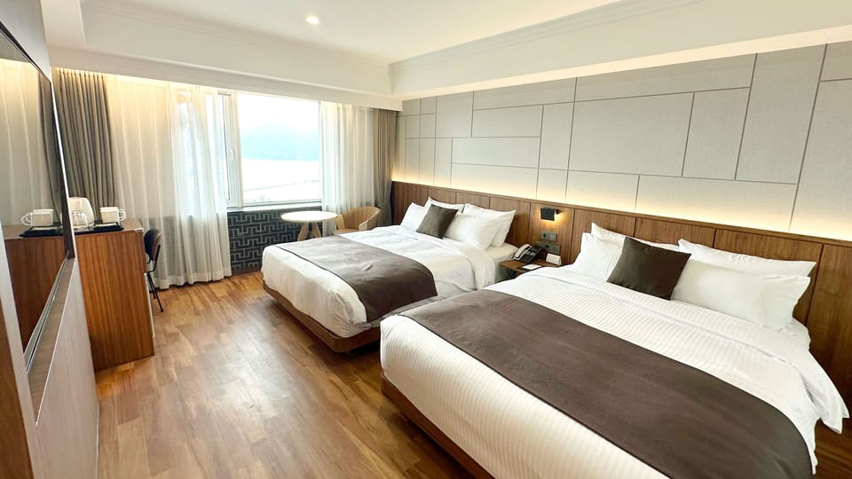 Deluxe Twin room with Lake view | Premium bedding, minibar (some free items), in-room safe, desk