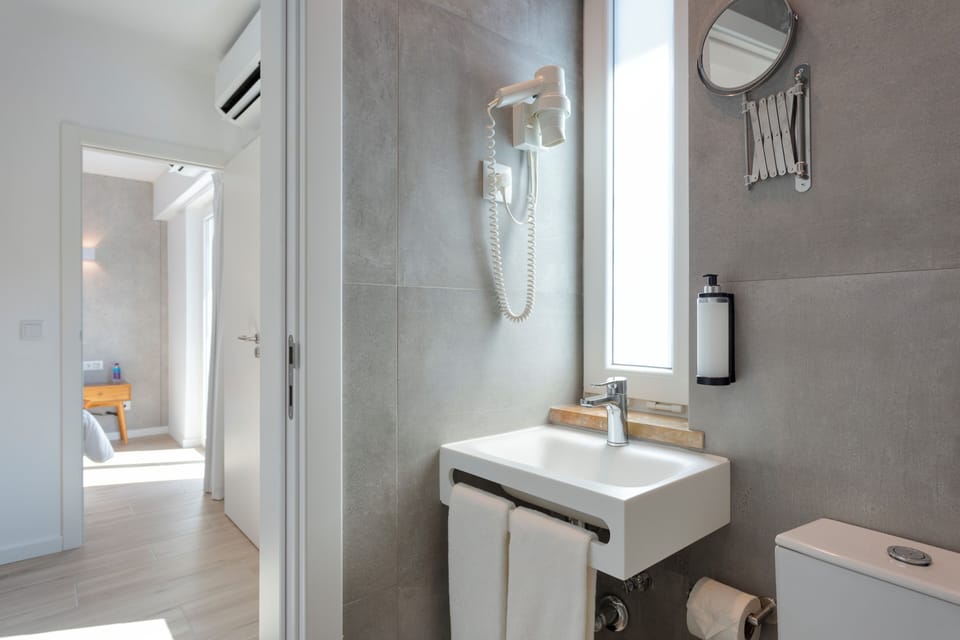 Connecting Family Room | Bathroom | Shower, rainfall showerhead, free toiletries, hair dryer