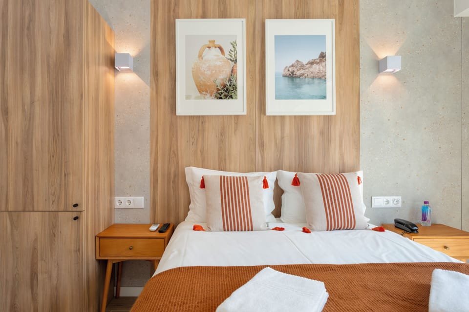 Connecting Family Room | Desk, soundproofing, free WiFi, bed sheets