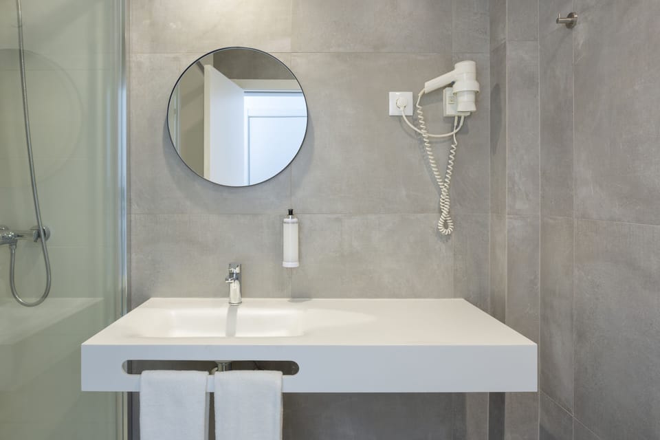 Family Room, 1 Bedroom | Bathroom | Shower, rainfall showerhead, free toiletries, hair dryer