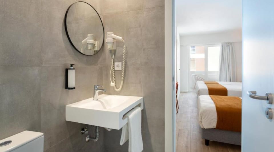 Standard Triple Room | Bathroom | Shower, rainfall showerhead, free toiletries, hair dryer