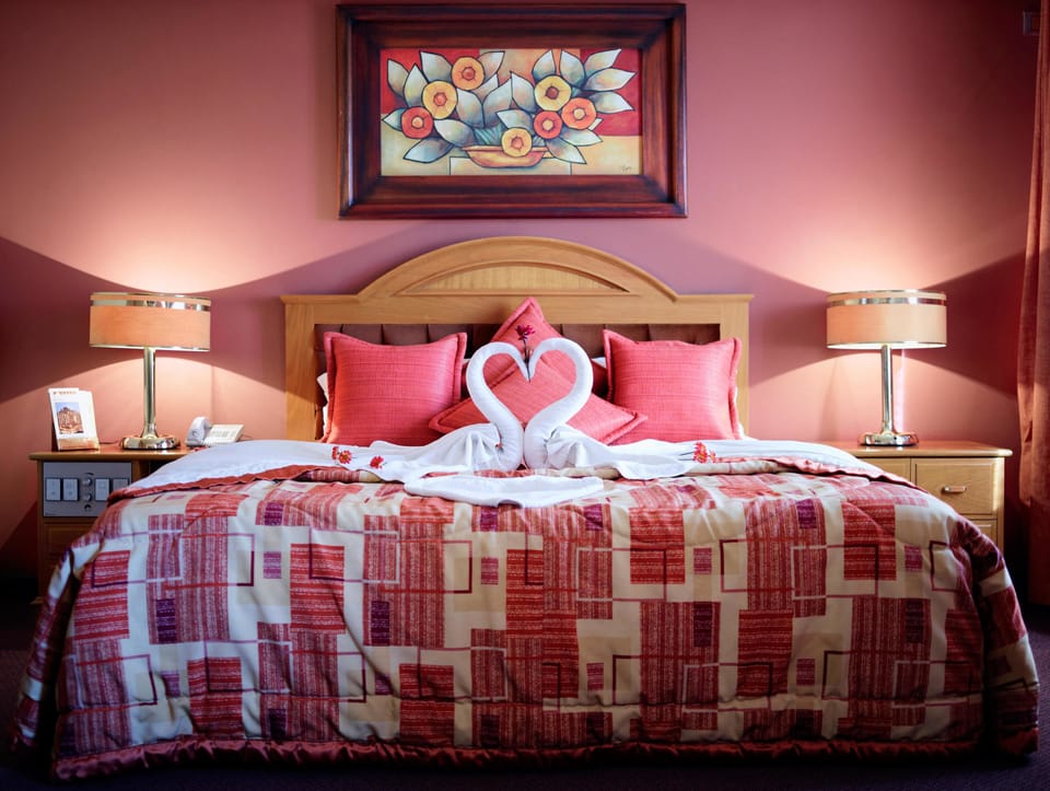 Suite | Down comforters, minibar, in-room safe, desk