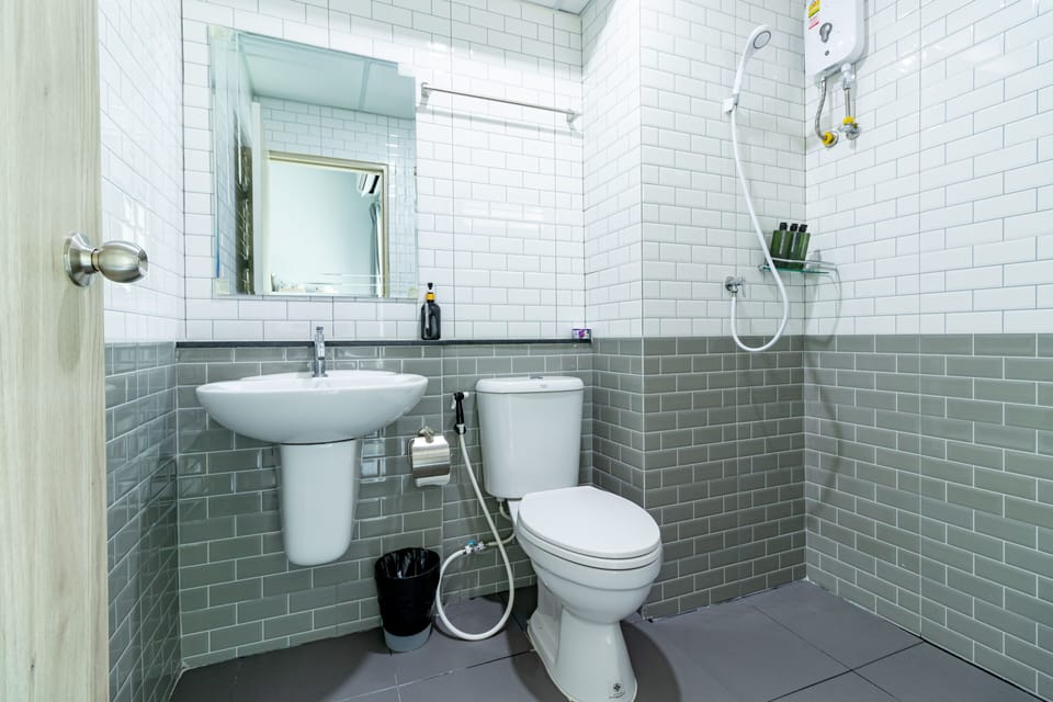 Superior Double Room | Bathroom | Shower, hair dryer, towels, soap