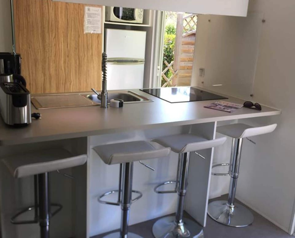 Comfort Cottage, 2 Bedrooms (Keywest) | Private kitchen | Microwave, oven, stovetop, coffee/tea maker