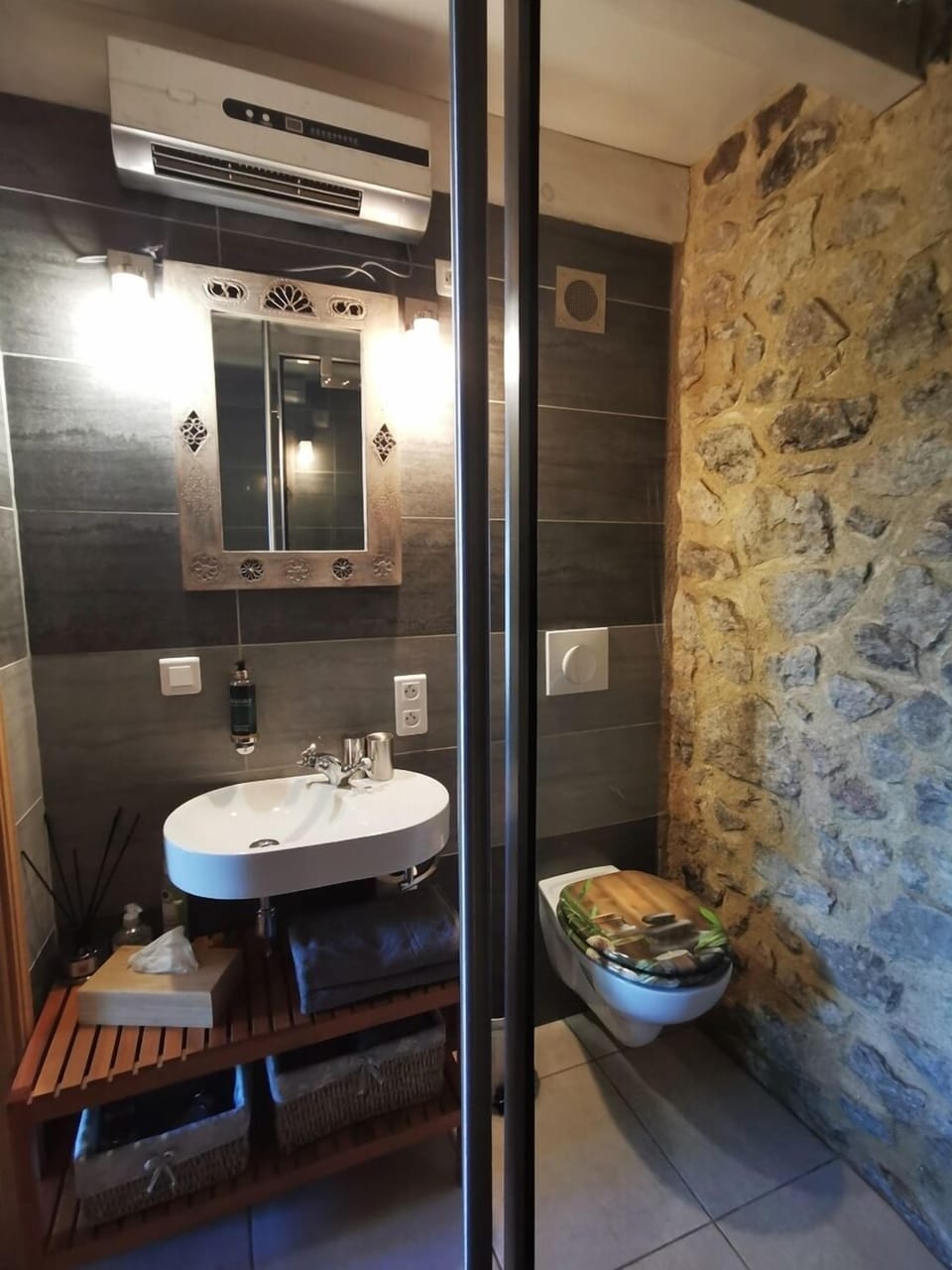 Family Room (Socrate) | Bathroom | Shower, free toiletries, hair dryer, bathrobes