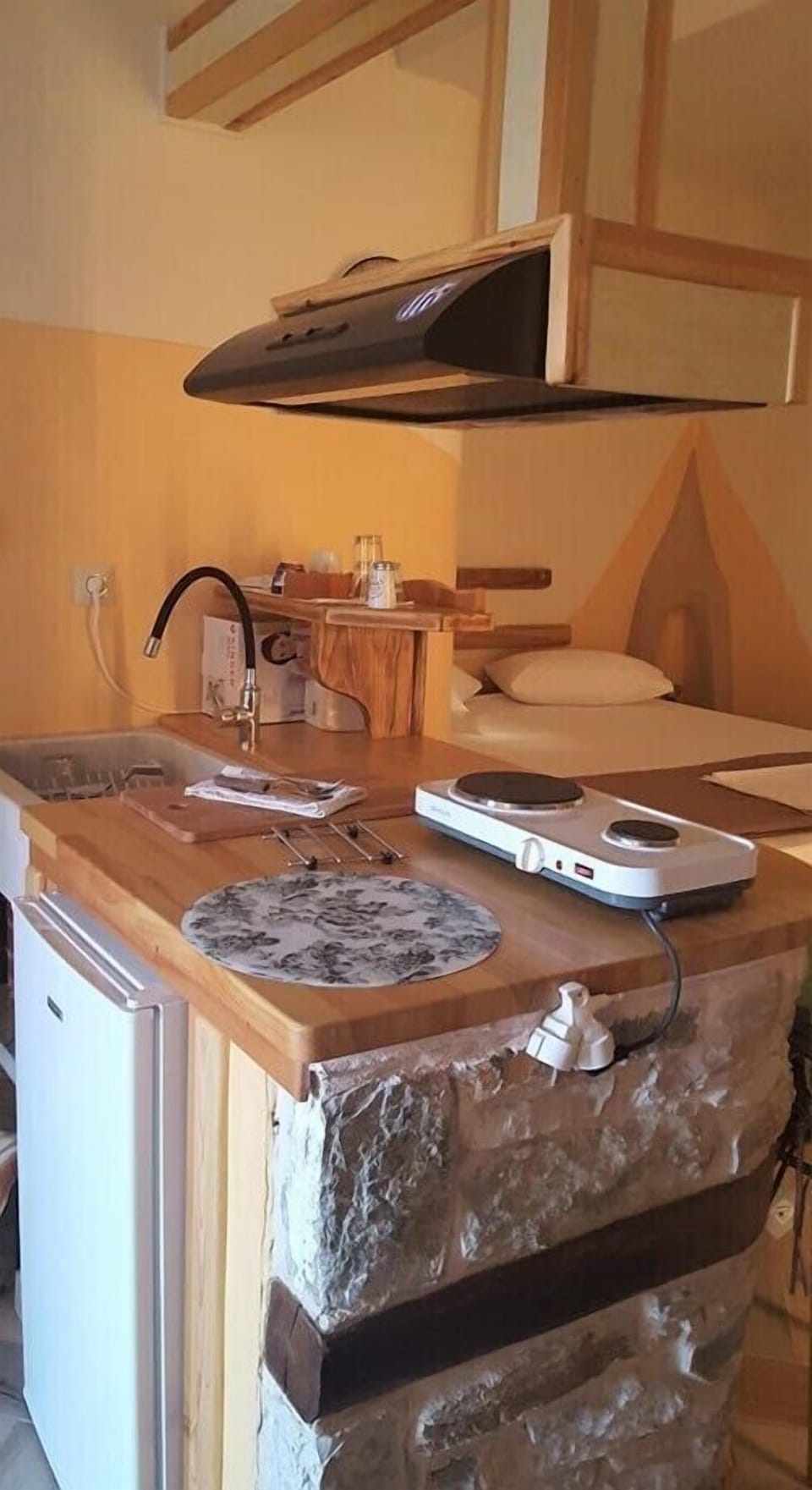 Design Double Room | Private kitchen | Stovetop, electric kettle, cookware/dishes/utensils