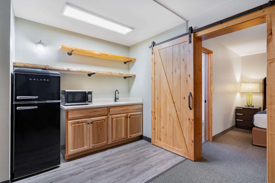 Suite, 1 Bedroom, Non Smoking | Individually furnished, desk, laptop workspace, blackout drapes