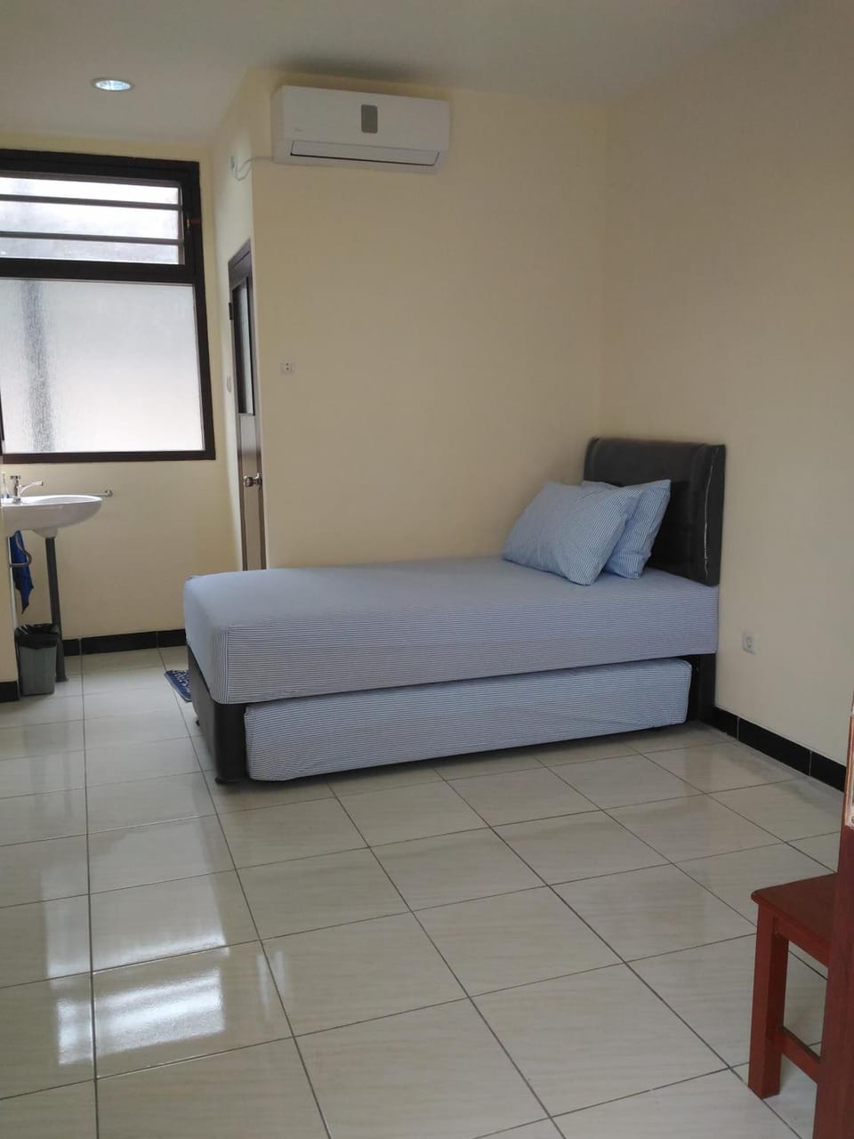 Rollaway beds, free WiFi, bed sheets