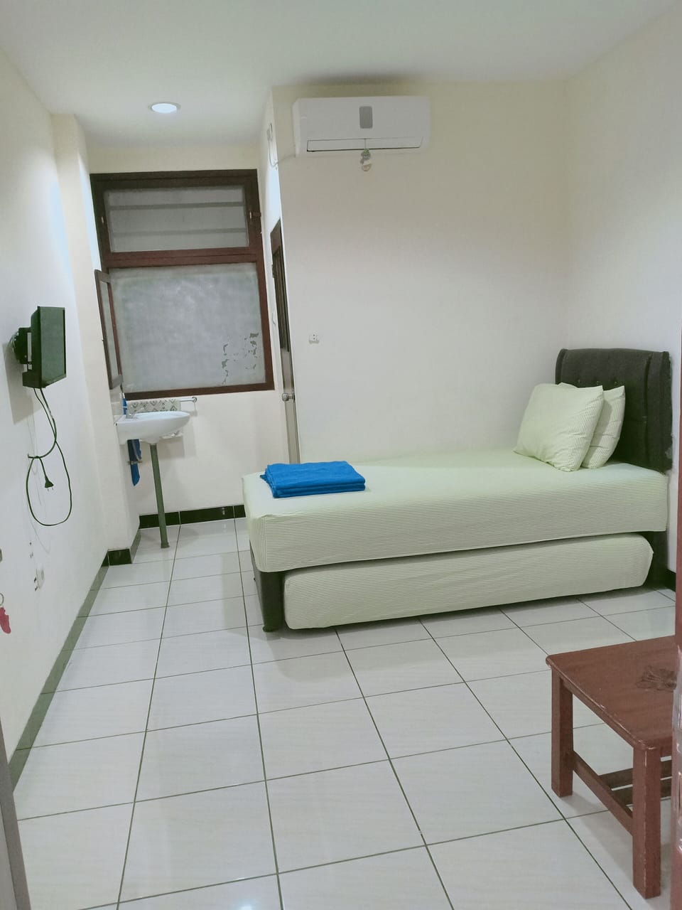 Rollaway beds, free WiFi, bed sheets