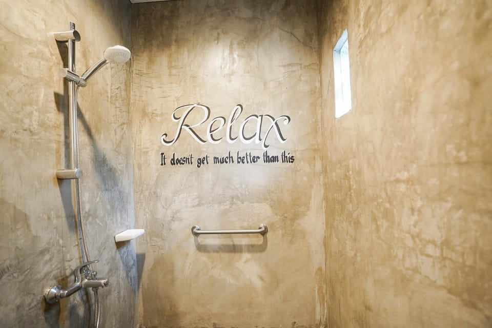 Basic Double Room | Bathroom | Shower, free toiletries, towels
