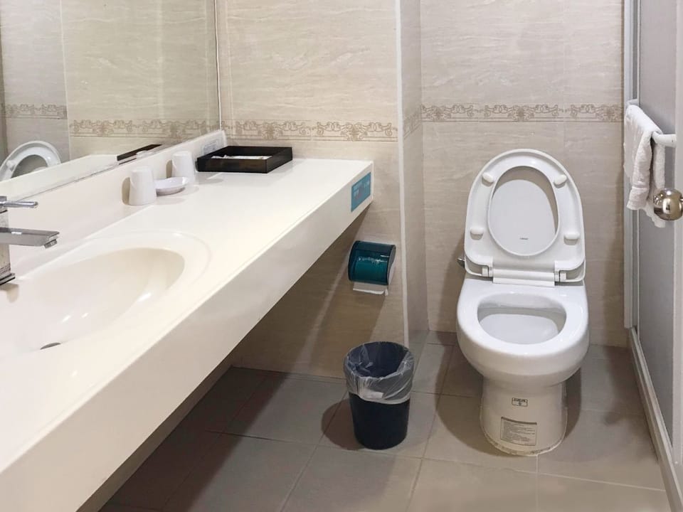 Elite Double Room, 1 Double Bed, Ocean View | Bathroom | Shower, free toiletries, hair dryer, slippers
