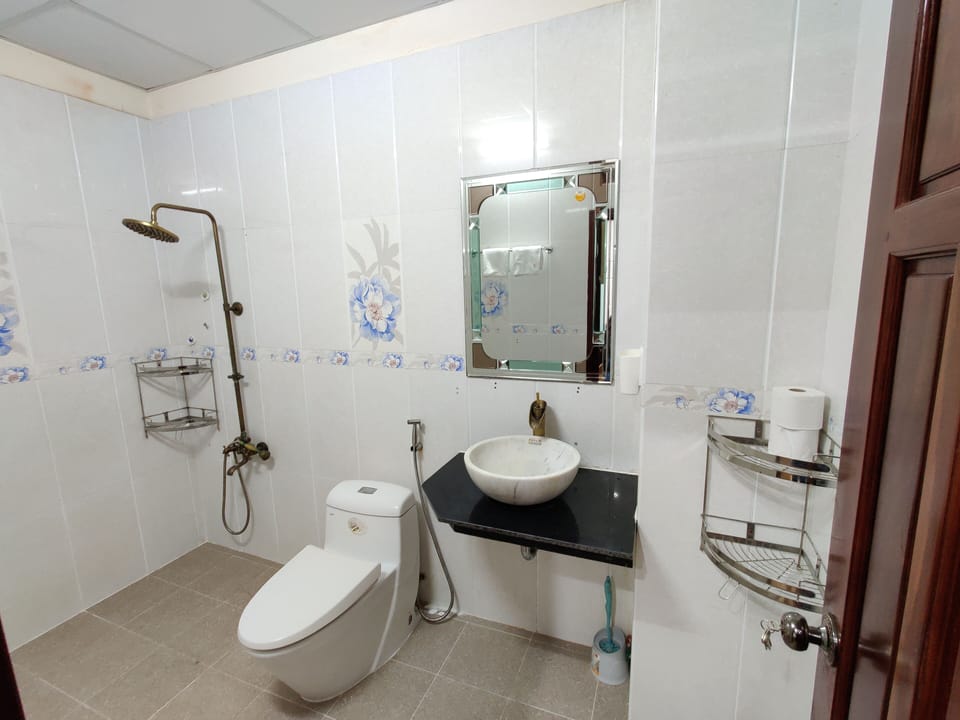 Family Studio Suite | Bathroom | Shower, rainfall showerhead, designer toiletries, hair dryer