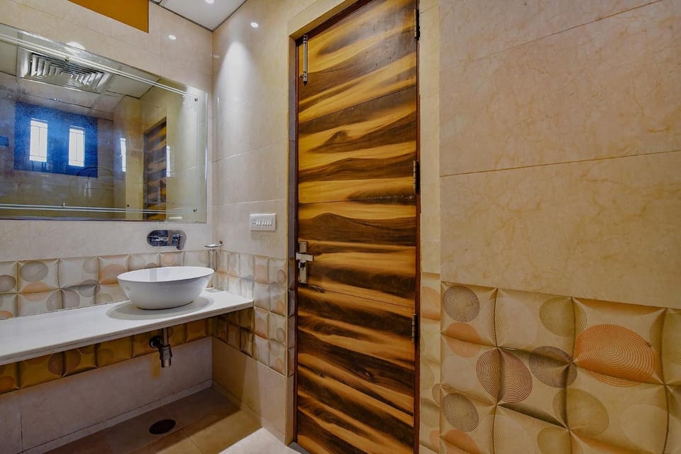 Shower, free toiletries, towels