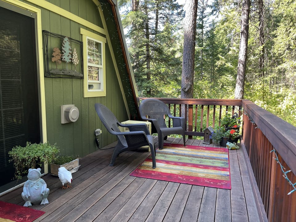 Large private deck. Great for star gazing or morning coffee 