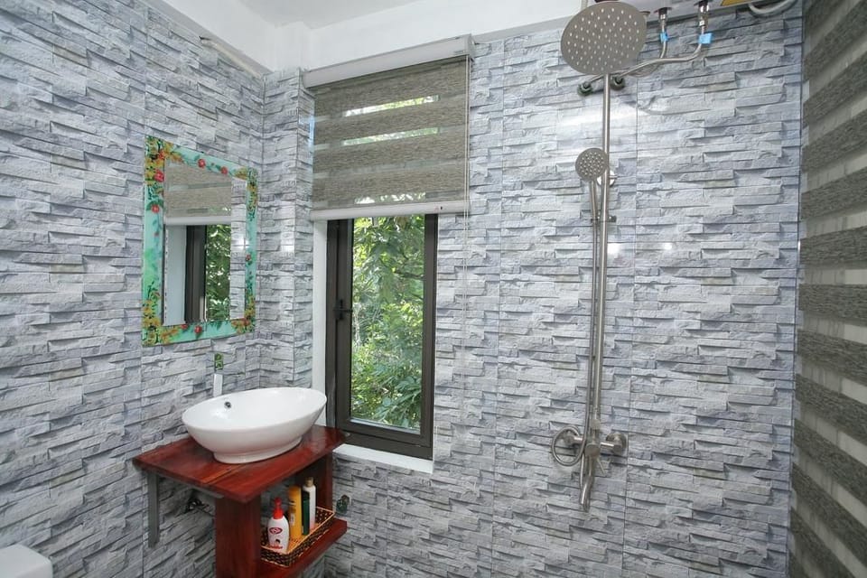 Family Room | Bathroom | Shower, rainfall showerhead, free toiletries, hair dryer