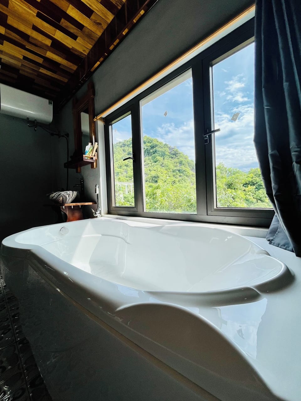 Shower, rainfall showerhead, free toiletries, hair dryer