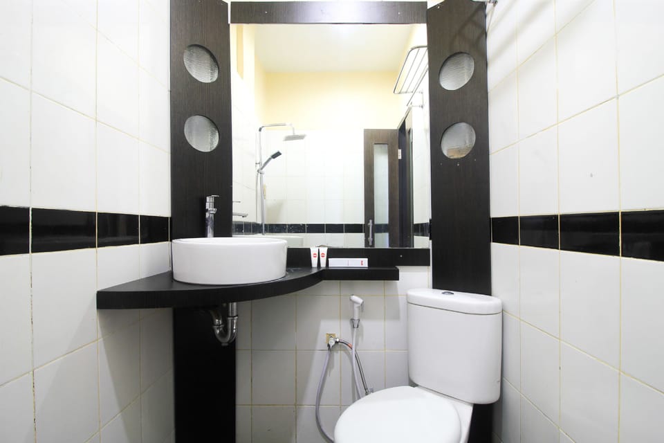 Deluxe Suite | Bathroom | Shower, towels