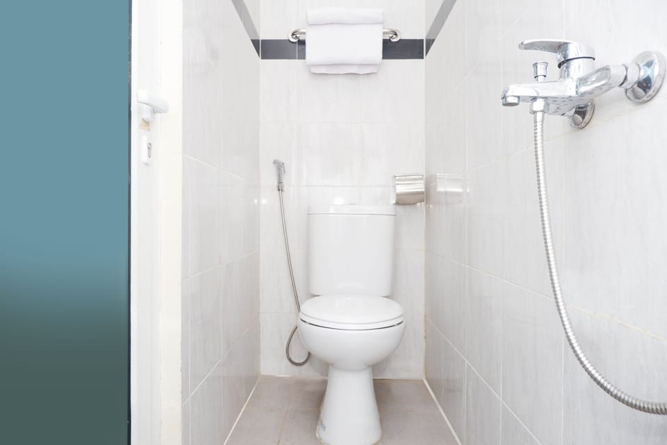 Standard Double Room | Bathroom | Shower, towels
