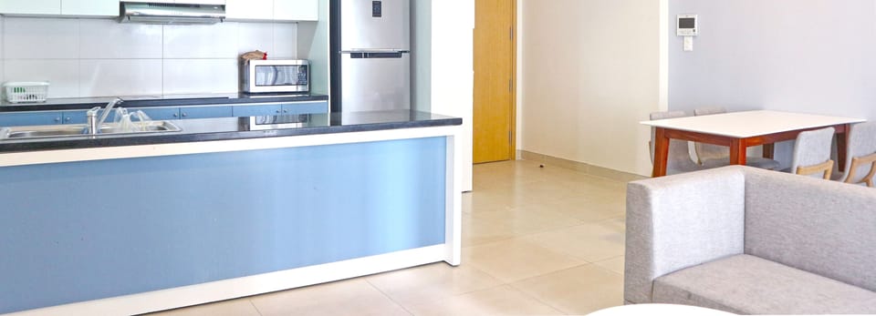 Deluxe Apartment | Private kitchen | Full-size fridge, microwave, stovetop, electric kettle