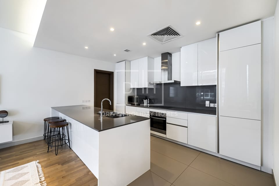 Family Apartment, 2 Bedrooms, Balcony, City View | Private kitchen | Fridge, microwave, oven, stovetop
