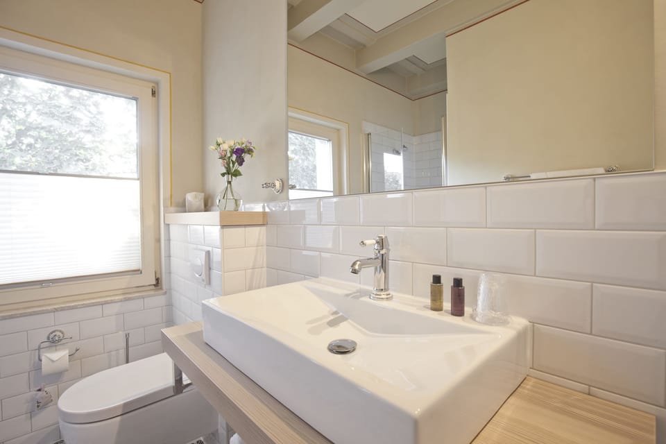 Comfort Twin Room | Bathroom | Shower, hair dryer, towels