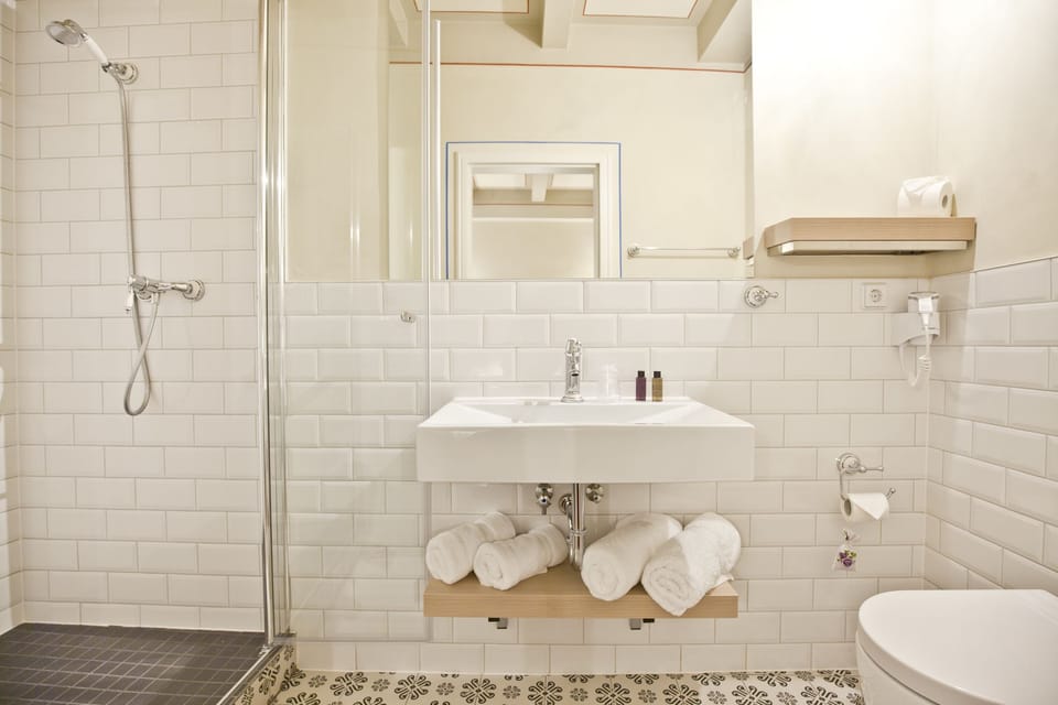 Comfort Twin Room | Bathroom | Shower, hair dryer, towels