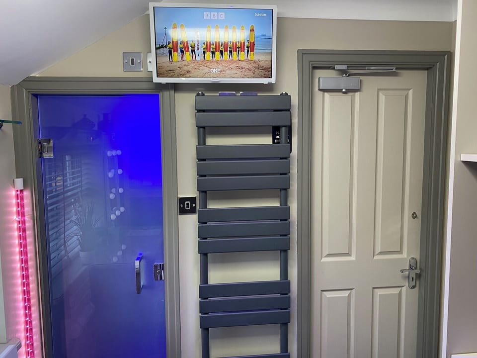 Bunk Bed, Colliers Far - Room 7 | Bathroom | Shower, designer toiletries, hair dryer, heated floors