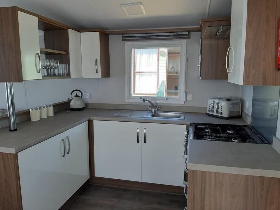 Fridge, oven, stovetop, electric kettle