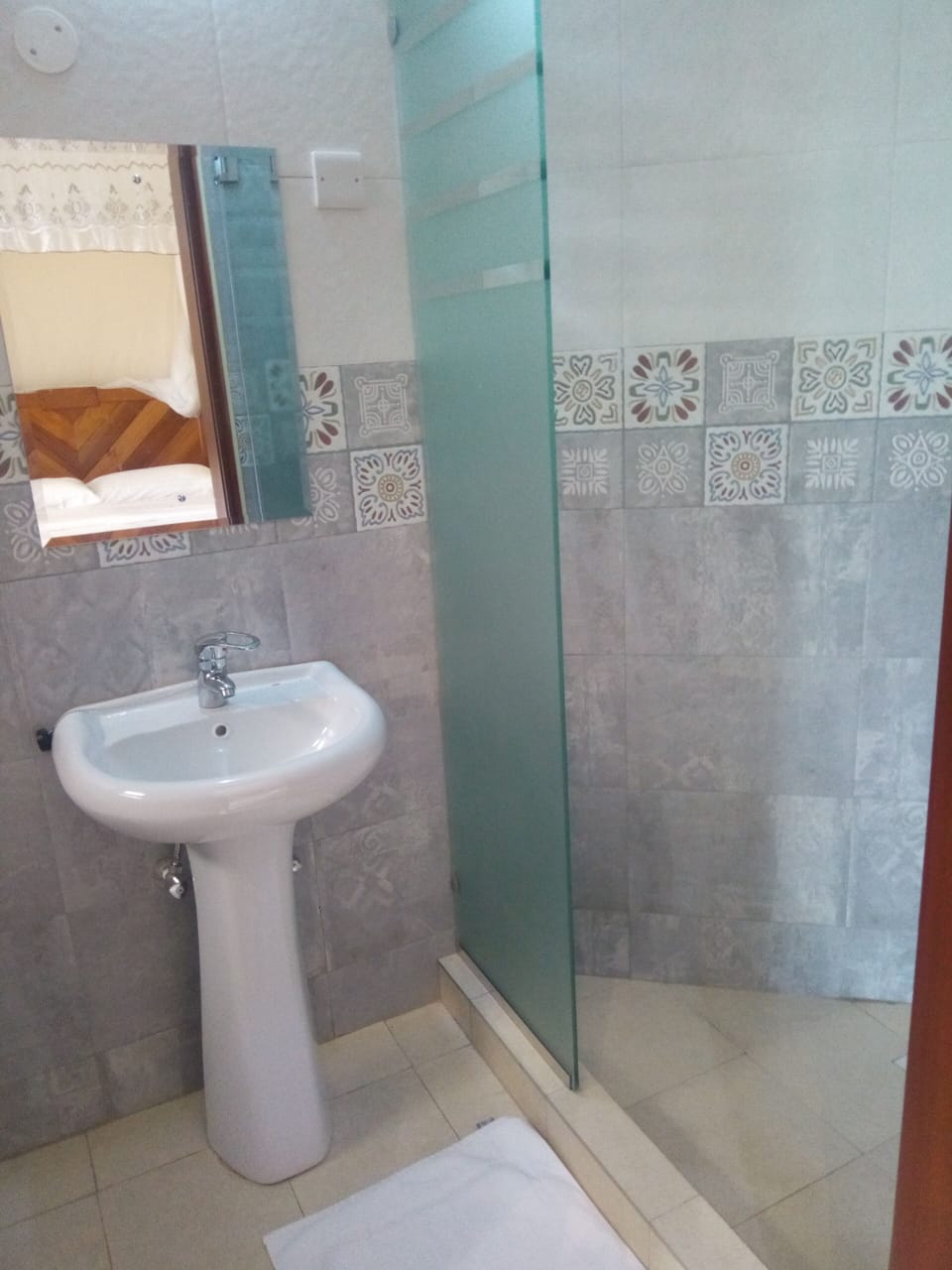 Standard Single Room | Bathroom | Shower, rainfall showerhead, slippers, towels