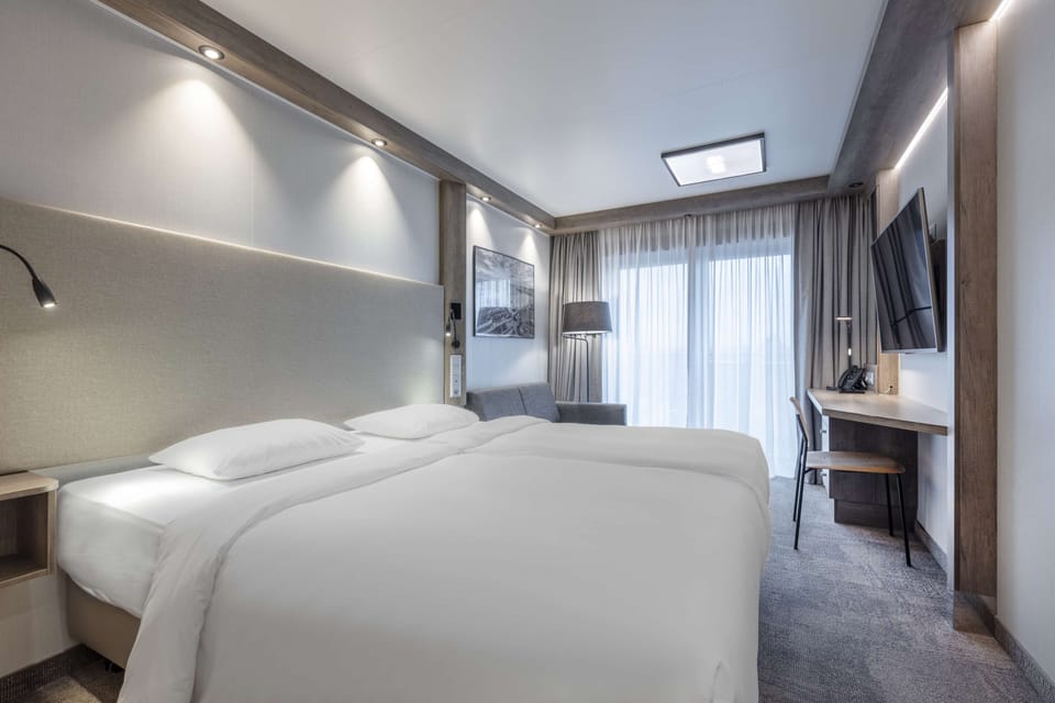 Standard Room | In-room safe, desk, laptop workspace, blackout drapes