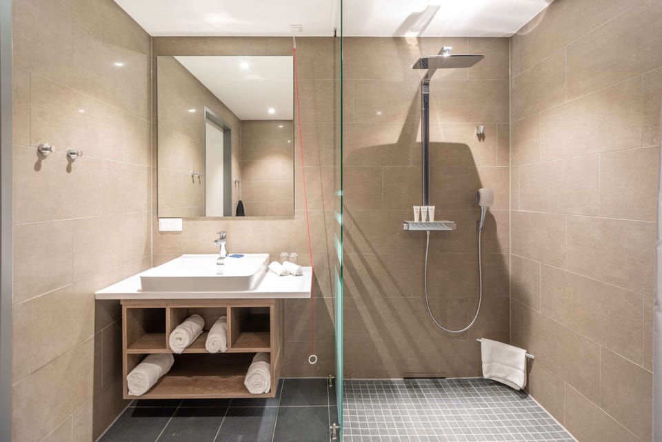 Superior Room | Bathroom | Shower, towels, soap, shampoo