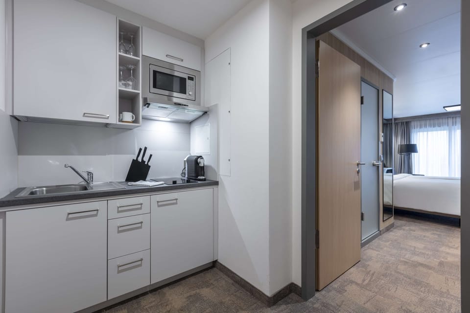 Standard Room, Kitchenette | Private kitchenette | Mini-fridge, coffee/tea maker, electric kettle