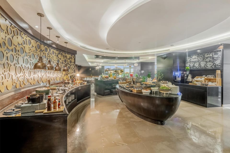 2 restaurants; breakfast, lunch, dinner, and brunch served