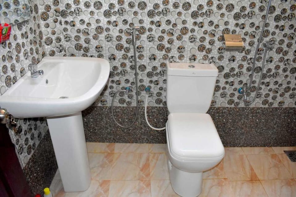 Double Room | Bathroom | Shower, towels