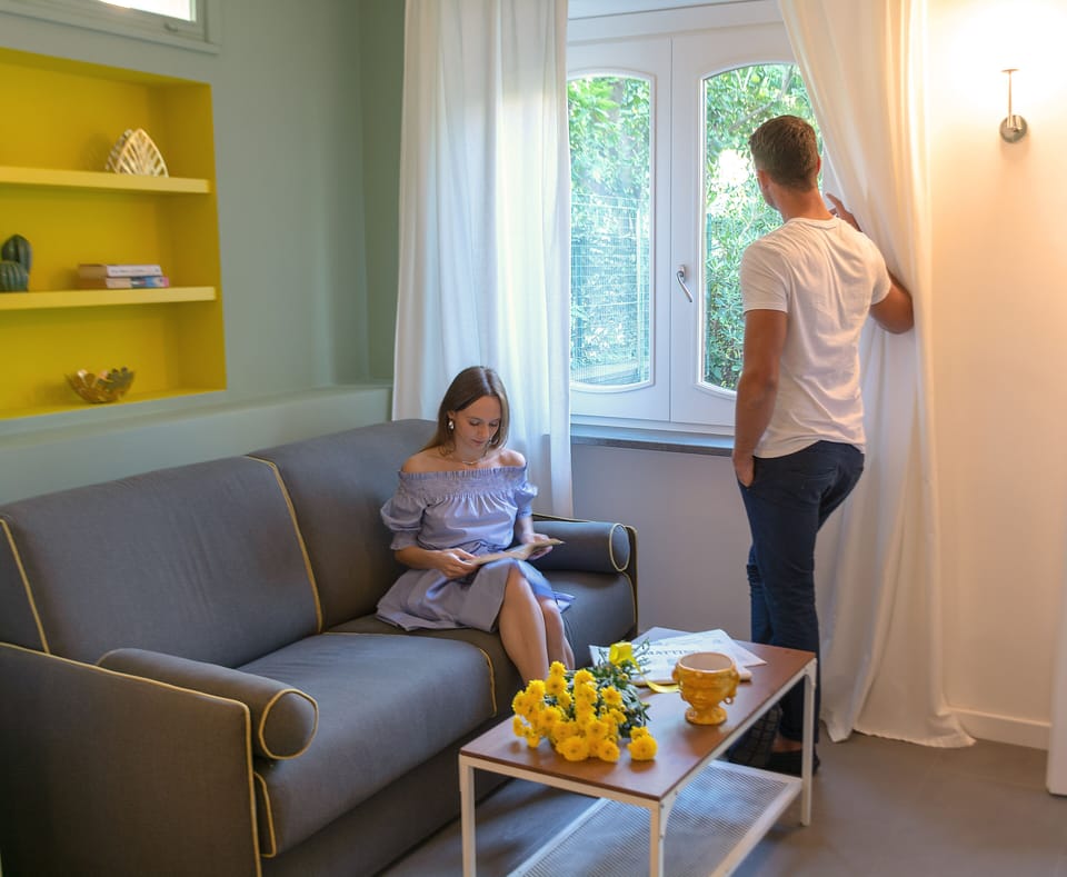 Deluxe Room | Living area | Flat-screen TV