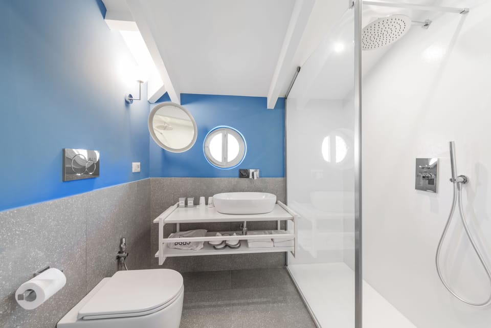 Design Room | Bathroom | Shower, free toiletries, hair dryer, slippers