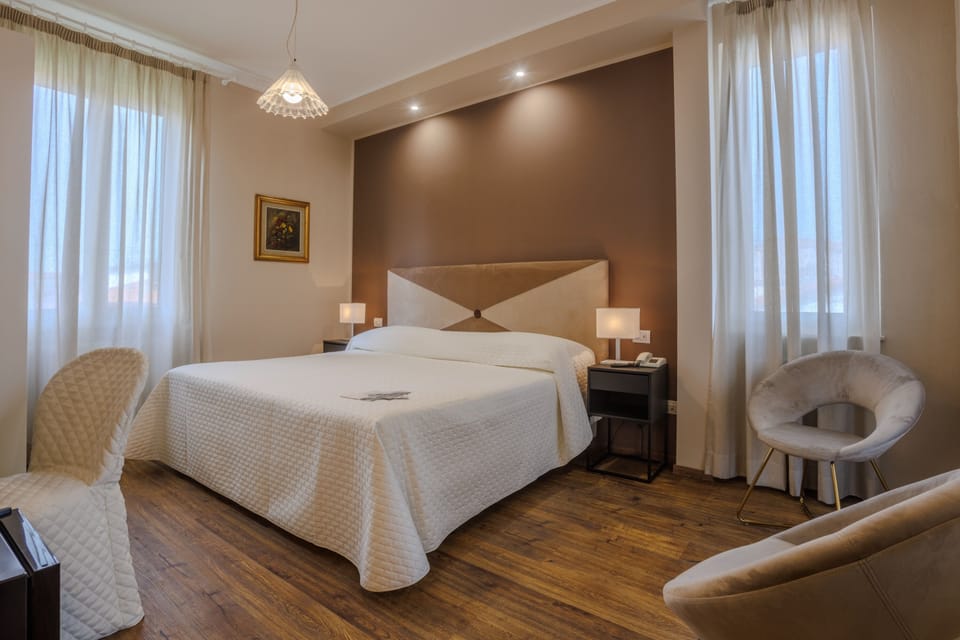 In-room safe, desk, free WiFi