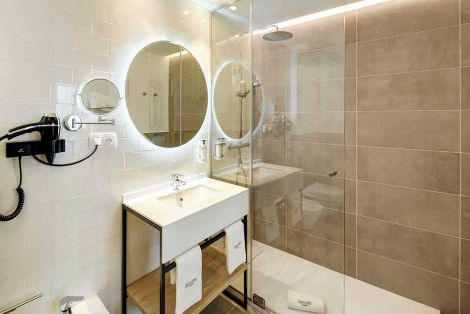 Superior Room | Down comforters, minibar, in-room safe, individually decorated