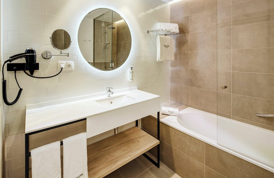Classic Twin Room | Bathroom | Hair dryer, bidet, towels